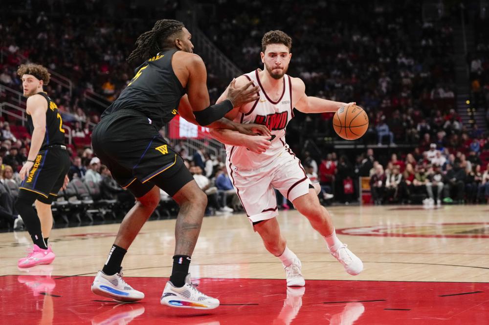 戏剧十足！萨尔远射破门，VAR介入判定他蹬踏犯规在先&染黄.